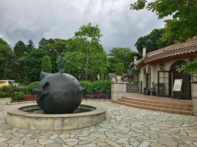 星の王子さまミュージアムに行ってみたかった事と、ローズガーデンが見頃だと言う事で<br />思い切って新宿バスタの高速バスで向かいました。<br />午前中に着きたかったのですが、7:30か9:30出発しかなく、ちょっと不便だなと思いました。<br />2時間ほどでガラスの森美術館駅に着き、徒歩10分くらいでいけました。<br />天気予報は雨のち曇りでしたが、曇りのち晴れで本当に気持ちのいい1日となりました。
