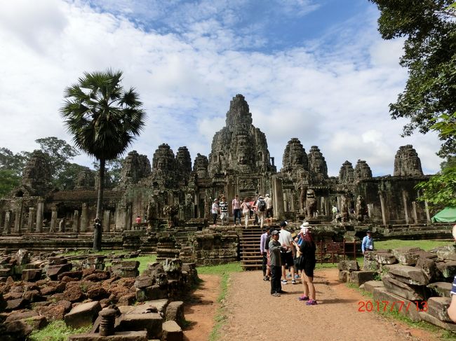 2日目は【アンコール・トム(Angkor Thom)】、【タ・プロム(Ta Prohm)】と【アンコール・ワット(Angkor Wat)】を訪れます。2013年以来2度目の訪問だけど、やっぱりたくさん写真を撮ってしまいます。しかも同じところで！<br /><br />各遺跡の詳細な説明は、前回のブログもご参照いただけたら嬉しいです^^手抜きですみません。<br /><br />http://4travel.jp/travelogue/10794845<br />