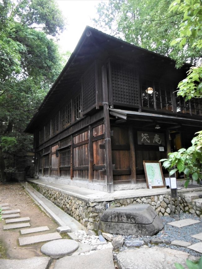 三条大橋で高山彦九郎像を確認後、タクシーで「金戒光明寺」に向かった。<br /><br />前回この寺で気になっていた「會津藩殉難者墓」を再訪したいという相棒殿の希望で、３年ぶりの訪問となった。<br /><br />その後「真如堂」、そして吉田山のカフェ「茂庵（もあん）」は、トラベラーの「のーとくん」さんや「ポテのお散歩」さんの旅行記、またテレビの「はるカフェ」という番組でも取りあげられていて、一度ぜひ訪問したいと思っていたのだった。<br /><br />開店は11時半、ランチ予約のために早めに到着したが、予約カードに名前を記入し、時間になったら来てくださいとのこと。<br />少し時間を潰し、再訪してやっと評判のランチにありつけた！<br />おいしかった～(^_^)v<br /><br />その後京大の生協に行ったのは、これまたテレビ番組で、この生協の製品が取りあげられていたからで、ここでも目的の品をゲットできた。<br />歩き疲れて膝がガクガクしたが、なんとか京都駅までのバスに乗車できた。