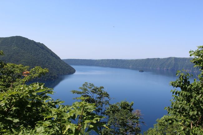 ＜バラエティー豊かなひがし北海道の味わいの堪能する！＞<br />●オホーツク地方の味覚がそろったバイキングディナー！<br />●釧路といえばやっぱりこれ！名物の鶏唐揚げ「ザンギ」<br />●釧路が生んだご当地グルメ「さんまんま」<br />●こんなに大きなホタテがあるの？尾岱沼にて野付産・特大ホタテ膳！<br />●ぷりっぷりの厚岸牡蠣など海鮮炭火焼！<br />＜めったに行けないひがし北海道の秘境を堪能する！＞<br />●日本最東端で北方領土が見えるさいはて納沙布岬（最東端到達証明書付）<br />●船でしか行けない世界遺産の知床半島の最先端・知床岬に行く秘境クルーズ（約3時間）<br />●秘境ムード満点！透明度抜群のブルーの神の子池や霧の少ない裏摩周湖展望台にご案内<br />●なかなか歩けない釧路湿原を専門ガイド同行で湿原木道ウォーキング（約60～70分） <br />宿泊先が一泊目知床プリンスホテル風なみ季<br />　　　　二泊目屈斜路プリンスホテル<br />　　　　三泊目釧路プリンスホテル<br />上記のようなメールが旅行会社から来て行く気になり、ライバル社との比較もして即申し込みを決定。絶対お得と思った通りコストに見合う旅行だった。<br /><br />9時に伊丹空港に集合で７時過ぎに自宅スタート。上本町からバスで８時４０分には空港に。関西からはナント我々夫婦だけこんなの初めて。国内旅行で添乗員からの挨拶電話も省略する会社が増えた中で、連絡あるも関西からのツアーと思いきや添乗員も千葉が自宅で、羽田から根室中標津空港に広島、鳥取、小松、富山、他はほとんど関東周辺での３９名。<br />１時間４０分で１３：５５分に中標津空港着、<br /><br />バスは網走観光バスでバスガイドは漫談で食えるような話術のベテラン、知床に向かう途中で、天に続く道は真っ直ぐで登り坂になっているのを反対から眺めると空に道がはしごをかけたようなそんな感じに見える。<br />次は以前知床に来た時には売店などなくオシンコシンの滝を見た記憶があったが水量が多いと感じた。知床ウトロ温泉に到着。知床プリンスホテル風なみ季となっているが西武系ではないが、あの東北大震災で一度破産した結果顧客サービスのミーティングをしているようで気配りは素晴らしい。７時過ぎのサンセットを見に行く時も丁寧な対応を感じた。知床ウトロ温泉に１泊<br /><br />北海道の中でも日の出が早い所で、本州と比べて1時間ほど早く４時には明るくなり、６時半には食事に既に長い列が出来ていて、窓側は早くも埋まってしまう。<br />今回の旅行の申し込みのメインは知床の３時間クルーズで、その前に知床の峠で羅臼岳（1661ｍ）や景色を見て、知床５湖のうちの一つを高架の木道を歩いて１湖～５湖（湖の名前はなく）までの１つを見て、ウトロ港に引き返す。<br />北海道は涼しいというイメージは崩れ３０度越えだが、景色を撮すためにも船でライフジャケットを着けて外に出て、2階はモロに日差しがあるので、1階の日陰になる後ろはスクリューで多少うるさいが風があるのでちょうどいい。<br />知床の岬まで行って少し形は分かる程度の国後島が見える。広島に原爆投下が８月６日で日本がギブアップが真近と分かっていて長崎に原爆投下の日に日ソ中立条約を一方的に破棄し対日参戦をし、ポツダム宣言受諾の後8月28日から９月５日までの間に北方４島を占領し、また満州では日本人を暴行や略奪、更にシベリヤに連行し過酷な重労働を強いた、いくら日露戦争で負けた腹いせかやることが汚い。こんな国は行きたくないと思ったが、世界で行きたいところは少なく歴史遺産を見たくて２年前に行ってきたが。改めてこんなに近くて日本人が開拓した父祖伝来の地を、戦争（終了ゴングが鳴ってからしたい放題では）で奪い取った地でロシアのものと主張。世界にはオリンピックでさえ薬やルールを無視勝つことのみを志向し、また多大の援助や経済支援も国民に知らせず、更に過去に国のトップが要請して作った工場さえ暴動を放置し破壊させ、正義や常識が通用しない国が他に近くにあるのも情けない。いつまでも７０数年前の事を引き出し国と国が締結し賠償金も支払い完結したことを個人は別と慰労金をとっておいてトップが変わるたびにお詫びを永久に要求の国もある。<br /><br />次はオロンコ岩、プユニ岬（知床八景はオシンコシンの滝、オロンコ岩、夕陽台、プユニ岬、フレペの滝、知床峠、知床五湖、カムイワッカの滝。）と<br />小清水原生花園（道東随一の高山植物の宝庫）を訪問で2日目の屈斜路温泉泊り。<br /><br />写真は霧のない摩周湖