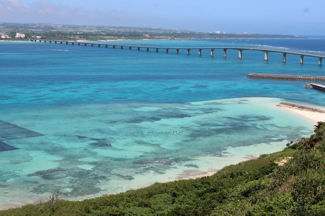 ５月、２歳、１歳の娘と妻と初めての離島旅行に行きました。<br />子供が小さいので少しでも涼しいときにと・・・・<br />天気が良くてよかったけど暑すぎて。<br />もともと、子供が小さいので観光は最小限に。<br />１日目は、宿泊が南部の東急なので来間島に。海のきれいさにびっくり。その後東平安名埼へ。ここは、特に何にもなかったけどやはり海がきれい。岬までは結構な距離なので子供は暑さがきついで少しでも涼しくした方が・・・・<br />よく観光雑誌で見る平安名埼のスポットがあるので探して下さいね。やっぱり絶景でした。（たまたまみつけました）<br />１７時には、宿泊の東急に。和室付きの部屋を予約。和室付きは低層階なので海はがっりではないけどガーデンビュー＋海できれいでした。<br />食事は、バイキングをチョイス。南国風レストランで三線弾き語りで歌もありがっつり沖縄リゾートを漫喫できました。