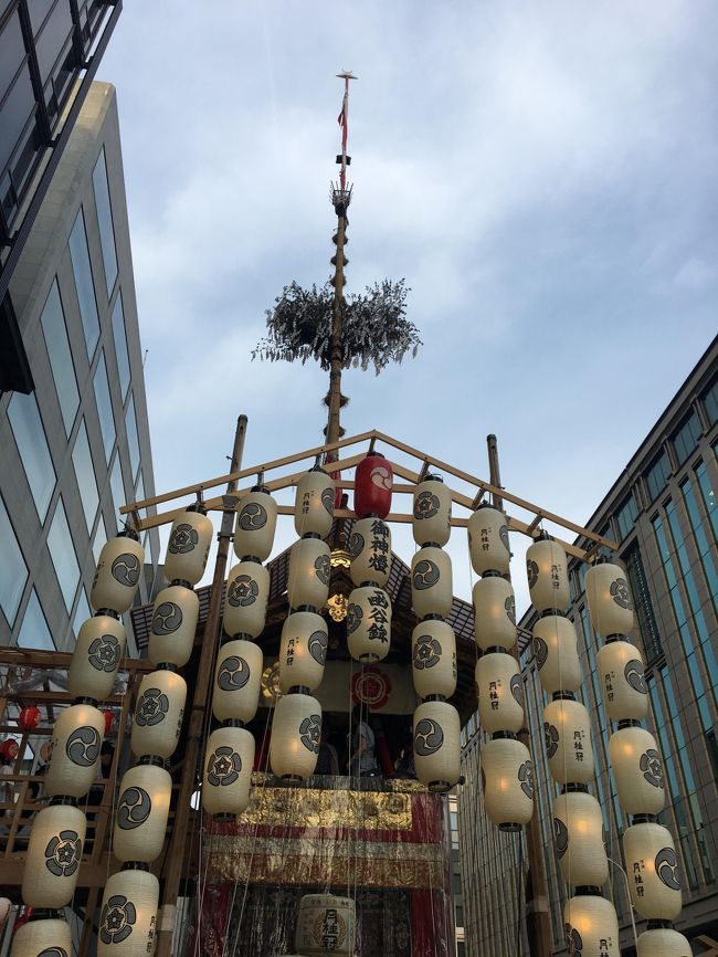 姪っ子が京都に遊びに来る日が祇園祭と重なっていたので、宵々山に出かけることにしました。<br />ほとんど写真も撮ってないし、わざわざ旅行記にするほどの内容でもないのですが、ここ数年何気に毎年出かけているので、ちょこっと作ってみました。<br /><br />＊後日、後祭の宵山の様子を追記しました。<br /><br />山鉾の詳しい説明などは過去の旅行記をご参照ください。<br /><br />「ごはんついでに祇園祭・前祭 宵山　2016」<br />http://4travel.jp/travelogue/11149830<br /><br />「お仕事帰りに祇園祭・後祭　宵山　2015」<br />http://4travel.jp/travelogue/11035341<br /><br />「祇園祭・後祭 宵山そぞろ歩き」(2014)<br />http://4travel.jp/travelogue/10909807<br /><br />