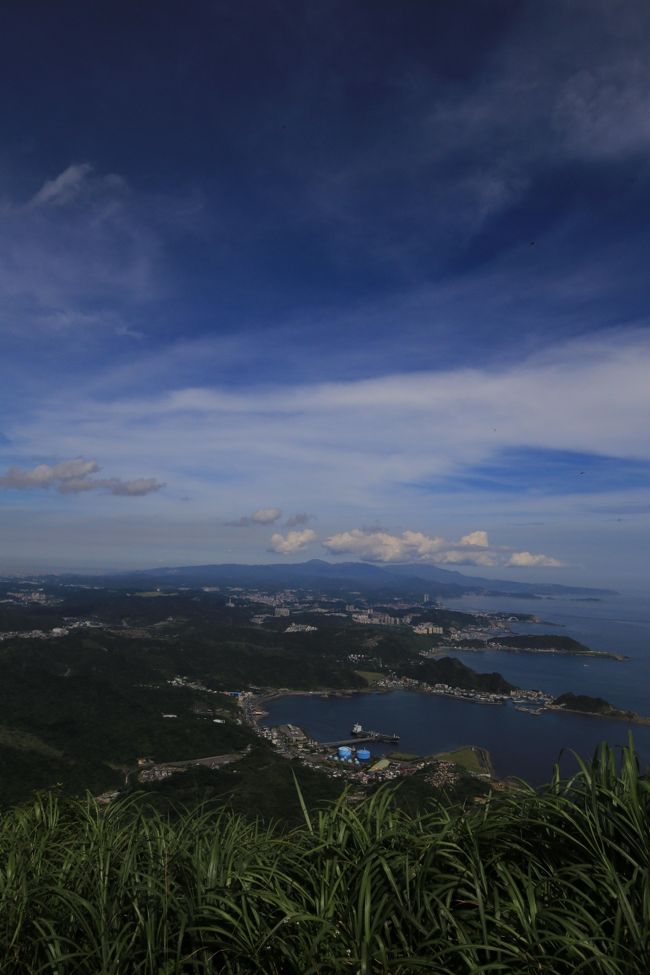 昨年9月、九&#x4EFD; に行く計画をしましたが、台風16号であえなく中止に！<br />奇跡的に台湾に上陸できましたが、九&#x4EFD; の宿はキャンセルし、予定変更で台中に行きました。<br /><br />それで今回は、去年のリベンジという事で、九&#x4EFD; に来ました。九&#x4EFD; は初めてではなく13年前に来た所なのでとても楽しみにしていました。<br /><br />第2日目は、九&#x4EFD; から見える基隆山を登りました。九&#x4EFD; や金爪石の街並みが米粒のように見えます。天気がよかったのでなんと台北101まで見る事ができました。九分観光に来て晴れていたら基隆山登山（ハイキング）も有りかと思います。頂上の景色は最高でした。午後は基隆へ、今日もＢ級グルメは忘れてはいません。<br /><br />日程<br />７月７日（金）広島17:37分発　さくら565号　博多18:43分着<br />　　　　　　　福岡20:30分発（JL6146）成田20:30分着<br /><br />７月８日（土）成田11:15分発（JL805）台北14:15分着<br />　　　　　　　桃園　　　　　MRT　　　　　台北<br />　　　　　　　台北15:53分発　自強號207次　 瑞芳駅16:33分着<br />　　　　　　　瑞芳　　　　　バス　　　　　　　　九&#x4EFD; <br />　<br />７月９日（日）◎九&#x4EFD; 　　午前中　基隆山登山<br />　　　　　　　九&#x4EFD; 　　バス　　　基隆<br />　　　　　　　基隆　　臺灣鉄道 區間車　　 台北<br />　　　　　　　　　<br />７月10日（月）台北（松山）14:20分発（JL098）羽田18:20分着<br />　　　　　　　羽田19:35分発　（JL333）福岡21:20分着　　　　　　　　　　　　　　　　　　　　　　　　　　　　　　　　　　　<br />