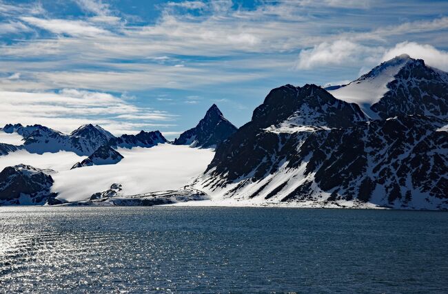 北極点から1000キロ位しか離れていない極北の地に一群の島が横たわる。スピッツベルゲン島を主島とするスヴァールバル諸島（あるいはスヴァルバール諸島）である。ここをクルーズするリンドブラッドのツアーに参加した。ホッキョクグマを始めとする生き物たちに出会うためである。<br /><br />オスロからロングイアービエンに飛び、ここでナショナルジオグラフィック・エクスプローラーに乗り込んだ。最初の目的地はホルンスン. 多くの氷河と海鳥たちが迎えてくれた。次に向かったのはマグダーレナフィヨルド。スピッツベルゲン観光の目玉とされる壮大な景色を晴れた空の下で眺めることが出来た。マグダーレナフィヨルドではセイウチの巨体とも遭遇した。またキョクアジサシなどの鳥たちも活動していた。<br />