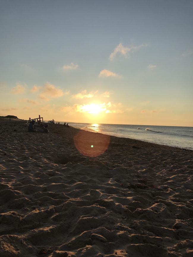 大好きな「赤毛のアン」の島、P.E.I.に遂に行ってきました！<br />せっかく行くのだから、と欲張って、レンタカーを借りて島の灯台も廻ってきました。<br />P.E.I.は小さな島だから3日もあれば廻れる、と聞いていましたが、全然足りなかった！（笑）<br />またいつか行きたい！帰ってきたばかりなのに、そう思っています。<br /><br />6/28 新千歳→成田→トロントピアソン経由→シャーロットタウン到着<br />6/29 レンタカーを借りて、シャーロットタウンからキャベンディシュへ<br />6/30～7/4 キャベンディシュ滞在　レンタカーで灯台巡りetc<br />7/4  キャベンディシュからシャーロットタウンへ　<br />　　 レンタカー返却　タウン滞在（～7/7まで）<br />7/8  シャーロットタウンから空路ビクトリアへ移動<br />7/9  ビクトリアでの目的、Skypeでずっとレッスン受けている英語の<br />　　 先生に逢うため　<br />7/10 ビクトリア→バンクーバー→成田経由、新千歳へ<br /><br />表紙に選んだのは、セントローレンス湾に沈む夕陽です。