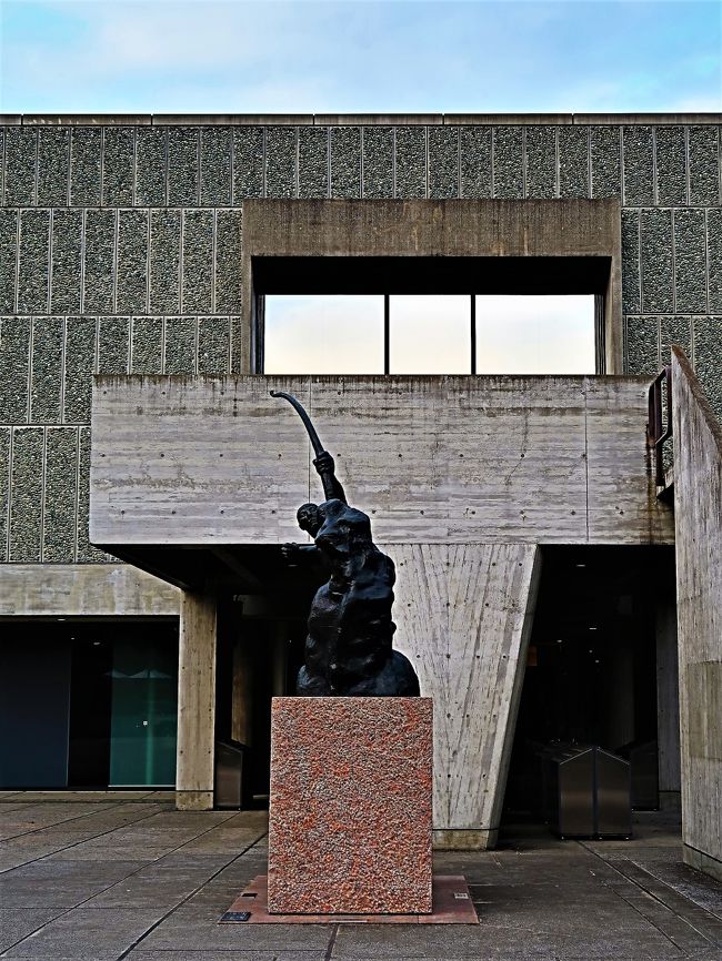 国立西洋美術館（National Museum of Western Art、NMWA）は、東京都台東区の上野公園内にある、西洋の美術作品を専門とする美術館である。独立行政法人国立美術館が運営している。本館は「ル・コルビュジエの建築作品-近代建築運動への顕著な貢献-」の構成資産として世界文化遺産に登録されている。<br /><br />国立西洋美術館は印象派など19世紀から20世紀前半の絵画・彫刻を中心とする松方コレクションを基として、1959年（昭和34年）に設立された。実業家松方幸次郎は20世紀初めにフランスで多くの美術品を収集したが、コレクションは第二次世界大戦後、フランス政府により敵国資産として差し押さえられていた。松方コレクションが日本に返還される際の条件として、国立西洋美術館が建設されることになった。<br /><br />本館の設計はル・コルビュジエによるが、彼の弟子である前川國男・坂倉準三・吉阪隆正が実施設計・監理に協力し完成した。なお新館は前川國男（前川國男建築設計事務所）が設計した。<br />2007年（平成19年）には「国立西洋美術館本館」として国の重要文化財に指定された。また、前庭・園地は、2009年（平成21年）に「国立西洋美術館園地」として国の登録記念物（名勝地関係）に登録されている。<br /><br />現在は松方コレクションに加えてルネサンス期より20世紀初頭までの西洋絵画・彫刻作品の購入を進め、常設展示している。「西美（せいび）」の略称で呼ばれることもある。<br /><br />松方コレクション・・川崎造船所（現・川崎重工業）社長を務めた実業家松方幸次郎（1865 - 1950年）は、1916年（大正5年）、商用でロンドンに渡った時に美術品の収集を始めた。松方が集めた多数の西洋美術品のうち、千数百点は1928年から1934年にかけて日本国内で売りたてられ、散逸した。パリにあった約400点は第二次世界大戦後、敵国資産として、フランス政府に接収された。この約400点が、今日一般に松方コレクションと呼ばれるもので、近代フランスの絵画・彫刻が中心である。<br /><br />1955年（昭和30年）11月にはル・コルビュジエ本人が来日して、建設予定地を視察した。ル・コルビュジエは京都、奈良を訪問した後、帰国するが、彼にとってはこの8日間の日本旅行が最初で最後の来日であった。ル・コルビュジエからは1956年7月に基本設計案、1957年3月に実施設計案が届く。これをもとに、彼の弟子にあたる前川國男、坂倉準三、吉阪隆正が実施設計を行い、建てられたのが、今日の国立西洋美術館本館である。<br />開館20周年の1979年には、本館の背後に地上2階、地下2階の新館が開館した。新館の設計者は前川國男で、緑釉タイルを貼った外観が特色である。新館の開館によって展示面積は2倍に増え、版画・素描専用の展示室も設置された。1997年には、本館前庭の地下に企画展示室がオープンし、以後、特別展はここで行われている。<br /><br />本館は、前述のとおりル・コルビュジエの基本設計をもとに建てられ、1959年に開館したものである。緑色の外壁は、近付いてみると、緑色の小石を全面に貼り付けたものであることがわかる。建物の平面は正方形で、各辺に7本ずつのコンクリート打ち放しの円柱が立つ。これらの円柱は、2階では壁から離れて立つ独立柱となっている。1階部分は本来はピロティ（高床）構造となっていたものだが、現在ではガラスの外壁が設置され、1階の大部分が室内に取り込まれている。1階中央部分は、屋上の明かり取り窓まで吹き抜けとなったホールで、ル・コルビュジエによって「19世紀ホール」と命名され、現在はロダンの彫刻の展示場となっている。1階から2階へは、彫刻作品を眺めながら上れるように、階段ではなく、傾斜のゆるい斜路が設けられている。<br /><br />2階は、中央の吹き抜けのホールを囲む回廊状の展示室になっている。これは、ル・コルビュジエの「無限成長建築」というコンセプトに基づくもので、巻貝が成長するように、将来拡張が必要となった際には外側へ、外側へと建物を継ぎ足していける構造になっている。本館正面に向かって右側にある外階段は、本来出口として設計されたものだが、実際には一度も使用されず、立入禁止となっている。2階展示室は、内側部分の天井高が低くなっている。この低い天井の上は、自然光を取り入れ、明るさを調整するためのスペースとして設けられたものだが、現在は自然光でなく蛍光灯を使用している。また、2階展示室の北・東・南の3箇所には中3階が設けられ、細い階段が設けられている。ここは小型の作品の展示場として設けられたものだが、階段が狭くて危険であるという理由で、一度も使われたことがない。<br />（フリー百科事典『ウィキペディア（Wikipedia）』より引用）	<br /><br /> 国立西洋美術館　については・・<br />http://www.nmwa.go.jp/jp/index.html
