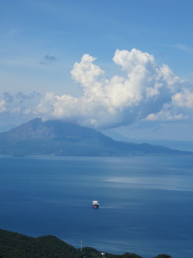 南国ムードと湯けむり満載な指宿＆霧島にデトックスと平和求める旅に出かけました<br /><br />夕立もありましたが、照りつける太陽と青い海と空に、一足早い夏感じました