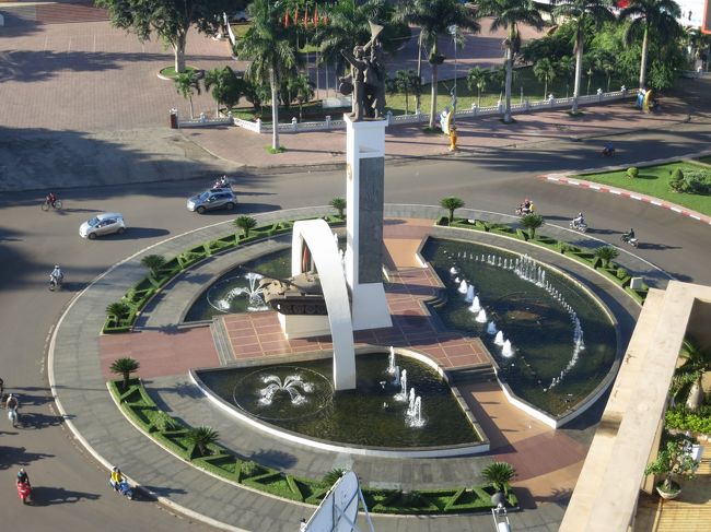 2017年7月8日(土)Viet Nam ベトナム Buon Ma Thuot バンメトート <br />表紙のフォトはサンゴンバンメホテル10階ジュニアスイートルームからの眺めです。窓がたくさんあり、部屋から眺められる風景は最高です。<br /><br />この日は新郎新婦が日本から出席するメンバーに一日観光を予定してくれました。総勢22名大型バスを貸し切ってくれました。<br />翌日、挙式だというのに・・・色々準備などしなければならないのに・・・<br />とても嬉しい嬉しいおもてなしです。<br /><br />最初に連れて行ってもらったのは象に乗れるスポット♪<br />ランチ→マイナスイオンたっぷりな滝→珈琲博物館?です!(^^)!<br /><br />
