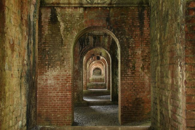 あじさい観賞で訪れた京都で、京都の寺社の素晴らしさを再認識し、どうしても行きたくなってしまった。<br />そこで、まだ行くことができていないメジャースポットを巡ることに。また、改めて巡る京都の好きなスポットも投稿していこうと思う。<br /><br />今回訪れたのは、<br />・貴船神社<br />・南禅寺（今投稿）<br />・下鴨神社<br />・建仁寺<br />・伏見稲荷大社<br /><br />南禅寺は、日本最初の勅願禅寺。京都五山と鎌倉五山の上におかれる別格扱いの寺院。日本の全ての禅寺のなかで最も格式が高い。<br />国宝　　　：方丈（大方丈、小方丈）<br />重要文化財：三門<br />史跡　　　：境内、琵琶湖疎水（水路閣）<br />名勝　　　：方丈庭園<br /><br />これらを観に訪れた。<br /><br /><br />＜＜お詫び＞＞<br />投稿途中の他の旅行記は、なるべく早くということで、先にこの旅行記を投稿させて頂きます。勝手な旅行三昧の旅の記録となりますので、悪しからずご了承のほど。<br />