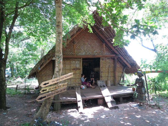 2017年7月8日(土)Viet Nam ベトナム Buon Ma Thuot バンメトート<br />続きましてランチタイムです♪<br />貸切バスで移動してもらっているので、自分がどこにいるのかが、いまひとつ分らないのですが、とても素敵な場所に連れて行って頂きました。<br /><br />大勢で食べるランチは楽しいですよねぇ♪<br />ベトナム料理ってどれも本当に美味しいです(*^_^*)<br />入口にある向日葵のパネルがとても気になり、顔をはめたかったのですが、<br />人が居て出来ず・・・残念(*_*)<br />また、ここに来る事がありますように♪<br /><br />今回初めて食べたのがバナナの茎?このサラダがさっぱりしていてとても美味しかったです。<br />