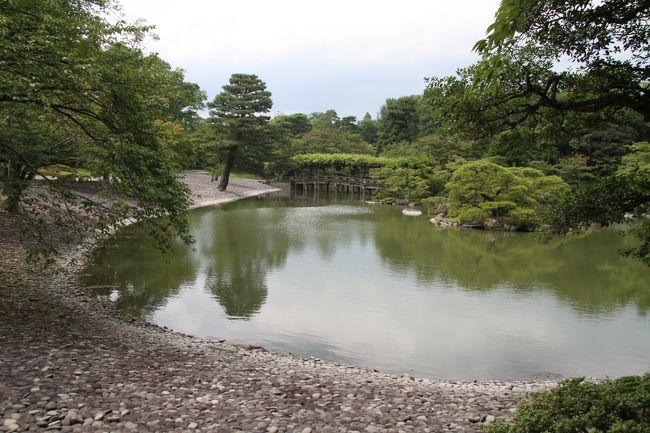 祇園祭りの巡行を見た後、仙洞御所の当日拝観に申込み見学して来ました。<br />仙洞御所とは、退位した天皇（上皇・法皇）の御所です。　仙洞とは、本来は仙人の住み処をいうことです。<br />初めて出来たのは、寛永七年（１６３０年）の後水尾上皇の御所として、御所の東南に完成しました。<br />その後、何度か火災に遭い、嘉永七年（１８５４年）の火災に遭ってから造営されていません。<br />庭園は、小堀遠州が作庭したものであり、その庭だけ今も残っている。<br />同じ敷地の北西に大宮御所があり、現在は天皇皇后両陛下、皇太子同妃殿下が京都に来られた際に御宿舎として用いれれる。<br />以前は、塀で区切られていたが、今はない。<br />　<br />