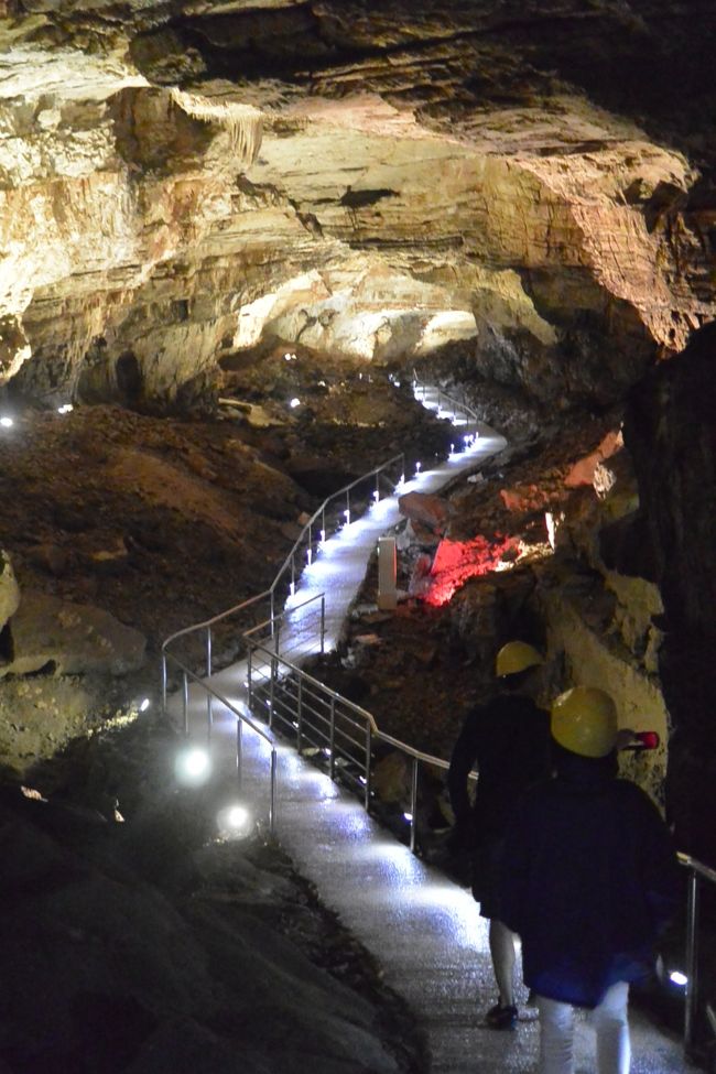 高校時代の友達がサラエボまで遊びに来てくれたので、春に試してとてもよかったヘルツェゴビナツアーへ。前回は行かなかったVjetrenica鍾乳洞にも行きました。<br /><br />Vjetrenica Cave<br />http://vjetrenica.ba/en/<br /><br />SuperbAdventures<br />http://www.superbadventures.com/