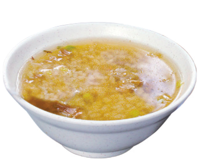 生米から炊いた肉粥は、ほろほろと柔らかいお米の食感が楽しめます。お碗の中の肉羹(肉つみれ)はしっかりとした食感で、ほのかに甘みのあるスープはエシャロットの香りが漂います。シンプルな昔ながらの味わいです。