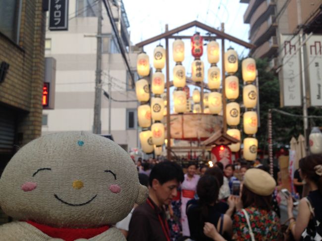 京都に住んで初めての祇園祭でした。何回か訪れてみてきました。祇園祭は動く美術館といわれています。特に山や鉾の回りをかざっているタペストリーなどは国内の有名な画家が下地を書いていたり､徳川の鎖国の時代に西洋から入ってきたものなど貴重なものが多くあります。