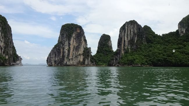 ３回目のベトナムの旅ですが、今回はハノイのみです。水上人形劇を鑑賞。世界遺産の「ハロン湾」をランチ付でクルージング。二度と行きたくない、下品な鍾乳洞又ホーチミン廟永遠に続く行列。並んでまで見学したくないので、パスしました。ベトナム人にとっては、建国の父ですが、私はあまり関心がないので、ごめんなさい。バッチャン村にも行きました。物価が安いのに、高すぎです。日本の常滑焼の方が安いです。日本の団体旅行客も、誰も買っていなかったです。以前ホーチミンでプラカゴを購入した。値段も良心的だったので、沢山購入しましたが、今回はホーチミンの４倍もの値段で、売られていた。ベトナム雑貨もホーチミンの４倍です。地元の人が購入する場所は、バス代金、ホーなどは安いです。枯葉剤支援センターも、メチャメチャ高いですが、寄付の為、ベトナムの笠を購入しました。ハノイは１度でいいです。観光客には、なにもかも、高いと思われます。