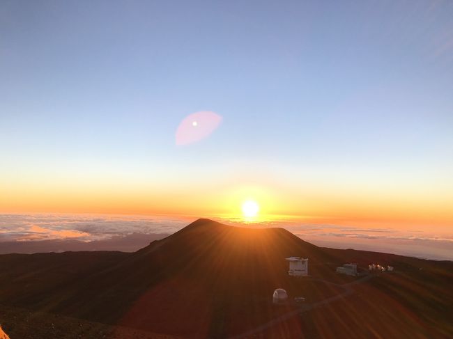 ハワイ島も4日目、今日は午後からベルトラで予約したマサシネイチャースクールの「マウナケア山頂 サンセット＆星空観測ツアー」です。天文好きの夫が大感激していました。