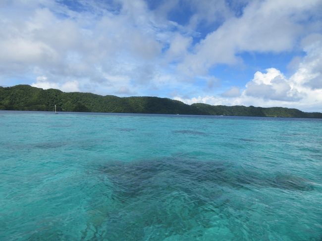 ここ何年もリゾートらしいところに行っていなかったけど、この夏突然パラオに行くことに。<br /><br />ダイビングしない人は一体何をして過ごせばいいのかよくわからないような国だけど、日本が31年間統治していた親日国で先の戦争では激戦地になったところ。<br />この機会に何冊か本を読んで旅をすることに。<br /><br />公共交通機関のないパラオでは個人であちこち動き回るのは難しい。<br />WEBで自転車のレンタル屋さん探して問い合わせたけど、今は営業していないそうで・・・。<br />1日15kmぐらいなら歩く自信あるけど暑い国でこれは無謀だな。<br />欧米人観光客の少ないパラオでは現地ガイド付きの英語ツアーというのも見つからず、日本語ガイド付きのオプショナルツアーしか選択肢はない。<br />考え抜いた揚句、以前お友達が絶賛していたガラスマオの滝と、元自衛官がガイドするペリリュー島のツアーがいいらしいという情報を入手したので、この2つを事前予約。<br />日本語ツアーなんて海外行った気分にならないじゃんと今まで敬遠してたけど、実際利用してみると楽しいしラクだし、何よりガイドさんの気配りや使命感を持って解説する姿につくづく日本人は民度が高いと感じる。<br /><br />滞在中はお天気に恵まれ体調も良く思った以上に楽しく過ごしてきたけれど、帰国後また38.3℃の発熱。<br />旅行の度に熱出してるわけにいかない。<br />なんとかしなければ・・・。<br /><br />今回のフライト（デルタスカイマイルに積算）<br /><br />【往路】<br />DL281<br />7/15 8:20 PM NRT <br />7/16 1:05 AM ROR <br />【復路】<br />DL282<br />7/19 4:35 AM ROR<br />7/19 9:15 AM NRT  <br /><br />マイレージ<br />3,978MQM<br /><br />宿泊<br />7/15　パラオプランテーションリゾート<br />7/16-7/18　アンテロープゲストハウス<br /><br />両替レート<br />1USD=116.23円（羽田空港みずほ銀行）<br />1USD=114.228円（VISAカードキャッシング　手数料の3ドル含めて計算）<br />