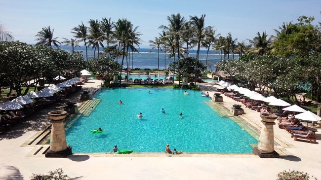 海の日がらみの夏休み 5泊6日(内 1泊は機内)。<br />後半の 2泊3日はヌサドゥアで過ごした。<br /><br />【マッサージ屋】<br />・フランジパニ<br />・ココエステ<br />・ジャリムナリ<br />・アユタヤスパ<br /><br />【ごはん屋】<br />・Warung Babi Guling Sari Dewi<br /><br />【関連旅行記】<br />・17年7月プールとマッサージ三昧@バリ 手配・アクセス編<br /> http://4travel.jp/travelogue/11263321<br /><br />・17年7月プールとマッサージ三昧@バリ クタ編<br /> http://4travel.jp/travelogue/11262966