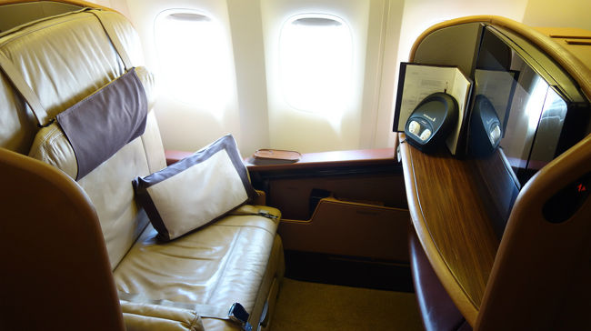 念願叶ってシンガポール航空ファーストクラスに搭乗することができました!<br /><br />SQ637 NRT-SIN★<br />SQ634 SIN-HND<br />(★が今回の旅行記)<br /><br />庶民の僕が有償で乗れるはずもなく、陸マイラー活動で貯めた10万マイルちょっとを使ったファーストクラス特典航空券です。<br />3月に必要マイル数が改悪されるというお知らせがあり、慌てて発券したもの。今はもう少しマイル数が必要です。<br /><br />近況としては、昨年後半から、LCCを利用する時以外は専らビジネスクラスを使ってあちこち旅行に出かけています。<br />が、ファーストクラスは今回が初めて。特に、シンガポール航空のファーストクラスは一生に一度かも!?<br /><br />ラグジュアリーフライト実施の財源はもちろんマイルで、労せずして1年でANAマイルを57万マイル貯めた方法の一部を皆様にも共有すべく、以下で徹底解説しています。<br /><br />https://poyatrip.xyz/how-to-earn-ana-mile/<br /><br />マイルを貯めるのに元手はほとんど不要です。<br />皆様も、ぜひマイルでハッピーな旅生活を!<br /><br />本搭乗記は、↓こちらで詳しく記事にしています。<br /><br />https://poyatrip.xyz/singapore-airlines-firstclass-nrt-sin<br /><br />