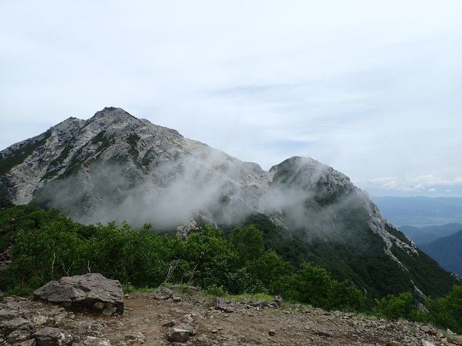 中央本線から見える夏でも白く、ピラミッド型の百名山 甲斐駒ヶ岳に登頂<br /><br />1日目<br />交通：新宿6:30⇒8:06甲府9:05⇒10:58広河原11:15⇒11:45北沢峠<br />登山：北沢峠12:05⇒12:50仙水小屋<br /><br />2日目<br />登山：仙水小屋4:45⇒5:25仙水峠⇒7:00駒津峰⇒8:45甲斐駒頂上⇒10:25駒津峰⇒11:30双子山⇒12:40北沢峠<br />交通：北沢峠13:10⇒13:40広河原14:10⇒16:20甲府16:48⇒18:25立川