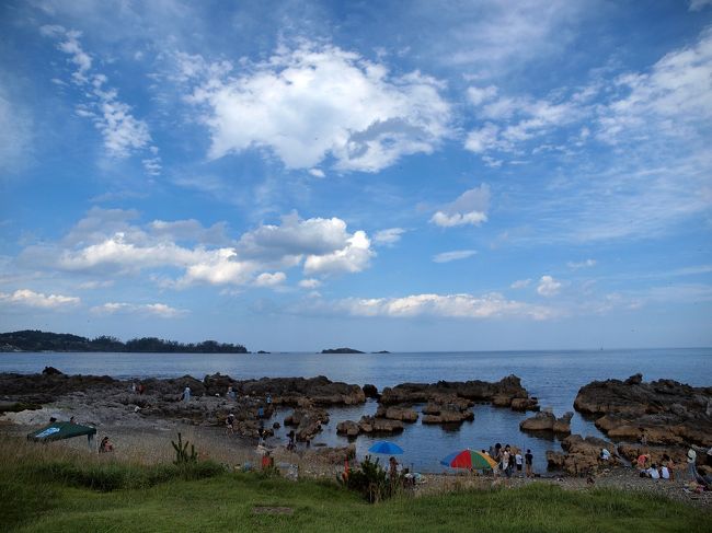 南三陸でランチを食べた後は宿泊地　気仙沼へ<br /><br />岩井崎で絶景を堪能した後はホテルへ向かいます<br /><br />今回選んだのが<br /><br />「はまなす海洋館」<br /><br />いろいろな部屋と豊富なグルメプランでどれにしようかと迷います<br /><br />ＨＰを見るとこちらのホテルも被害があったようで２０１３年に宿泊施設の営業を再開したそうです<br /><br />その話を相方にすると<br /><br />「応援の意味も込めてどんっといこう！」<br /><br />ということに。<br /><br />予約時点ではすでにスイートはうまっていたのでセミスイートを選択<br /><br />食事は豪華グルメプランを選択しました<br /><br />広くて海が一望できる素敵なお部屋<br /><br />グルメは本当にすごくてお腹がいっぱいに！<br /><br />素敵な滞在をすることができました。