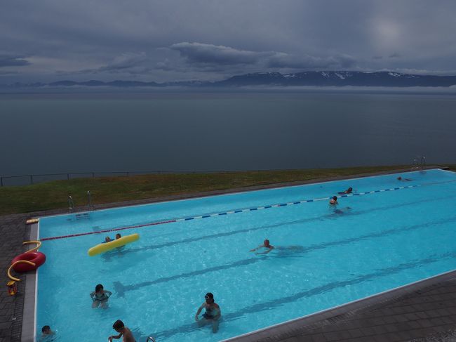 2015年以来2度目の訪問となったアイスランド。今回は西フィヨルド地区を中心とした北部をメインに大いなるネイチャーを求める旅になるはずとアークレイリであったが…<br />計画はIsafjordur到着後レンタカーにてDynjandyの滝、アイスランド最西端の岬latrabjargなどを観光しながら一気に未舗装道路を含む200km移動。翌日も同様に500km以上を走破するというもの。その後Varmahlidでの1泊を挟みアークレイリを拠点としてAskjaやMyvatnなどのポイントを車やツアーで4日間観光するという内容。<br />まずは最初のハイライト、航空機でのIsafjordurアプローチ(山肌に沿った急旋回で絶景の中着陸する)に想いを馳せながら早朝のレイキャビク空港に移動。しか～し、予定は冒頭から崩れさっていく。<br /><br />アイスランドが世界最高のもの、<br />治安<br />人口密度の低さ<br />インターネット普及率<br />治安に関しては2位という説もあるが、実際に訪れると安心感はずば抜けて高く感じる。人が少ないというのもあるが、犯罪が起こりそうな気配があまりない。2度訪問したが「これがパトカー」というのものを見たことがない。いや、多分パトカーだろう、というものは見た。警察官は見ていない。羊や野鳥に襲われそうになったことはある。<br />漁業従事者が多く、日本より平均所得は多いらしい。主にタラ漁が盛んらしいが最近は日本向けにマグロを空輸している。<br />ちょっと前には金融破綻したこともあるが最近はうまくやっている。先進国の中では珍しい非武装国家。オリンピックではハンドボールで銀メダルを1度だけ獲得。2016年のユーロではサッカー代表が旋風を巻き起こした。<br />消費税は35%と高いが、それ以上に物価は高く感じる。ひと声日本の2倍以上、欧州諸国と比べても1.5倍というところ。<br />有り余る地熱を利用して発電や農業に活用。温水プールは全国で170ヶ所。穀物以外は結構地産地消している、とか。<br />ネイチャーが売りの観光施設もいたるところにある、というより国土自体が自然の観光施設。財政が厳しく観光施設にカネをかけられないところが、よりネイチャーを際立たせる。商売っ気がないから観光地に売店や露店もない。同じ理由で道路も整備できないところがまたウリとなる。<br />こんなアイスランドであるが歴史を紐解けば様々な苦労が垣間見える。ノルウェー、デンマークの属国から独立するもの米国に実質軍事支配され、冷戦後は米国から見捨てられ、なりたくてなったわけではなく非武装国家となり、挙げ句の果てに金融破綻。道路を舗装できないのにも納得。旅行者が高いカネを払うのも国家の救済と自然保護のため、と割り切る。<br />地方に行けば人より羊をよく見る、コンビニも無く、夏場は夜が無く、冬場は昼がほぼ無い、しかしネイチャーがある、これで十分。アイスランドには訪れる価値がある！