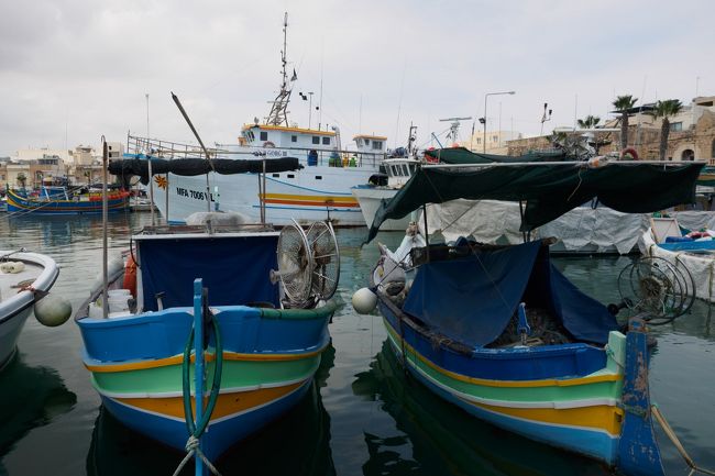 イタリアに近い、地中海に浮かぶ島マルタ。<br />日本からの直行便はないため時間が掛かった。5泊8日 片道約20時間なので過去最長時間フライト。<br /><br />2017/7/13 22:00 成田発 エミレーツ航空<br />2017/7/14 03:40 ドバイ着  07:55発 キプロス経由で14:10マルタ着<br />2017/7/19  15:30 マルタ発 <br />2017/7/20   01:00キプロス経由でドバイ着  02:40ドバイ発17:35 成田着<br /><br />ホテル:PLAZA HOTELS スリーマ  5泊<br /><br />気温:最高34℃/最低27℃<br />服装:Ｔシャツ、短パン、ジーンズ、マキシワンピース   水着っぽい格好の人が多かった。<br />必需品:サングラス、帽子、日焼け止め、水着、サンダル<br /><br />日程<br />:7/14 セントジュリアン<br /> 7/15ヴァレッタ<br /> 7/16マルサシュロック ブルーグロット  ヴァレッタ<br /> 7/17ゴゾ島 コミノ島 スリーマ<br /> 7/18イムディーナ ヴァレッタ<br /> 7/19スリーマ<br /><br />後半は猫が多いです(^^;<br />