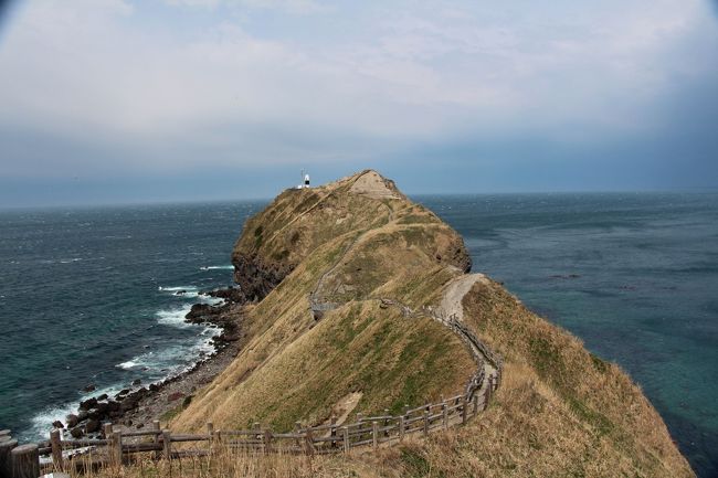 2017ゴールデンウィーク<br />新日本海フェリー「らべんだあ」を使っての北海道４日間!<br /><br />「二日目」<br />・小樽港⇒積丹半島⇒余市<br />積丹ブルーの「神威岬（かむいみさき）」を一目見ようとコース設定しました。<br /><br />・余市　マッサンの舞台となったウイスキー工場見学！<br /><br />イマイチの天気になってしまいましたが、充実した１日になりました。