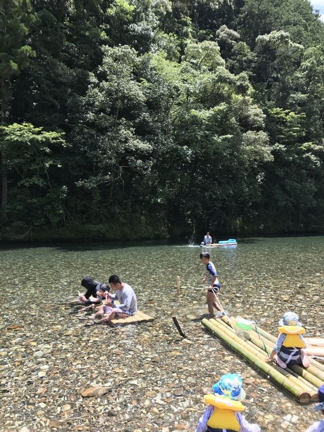 今年で4回目の、和歌山川湯温泉、山水館みどりやさんに行きました^_^<br />子供達は毎年、この川湯温泉での川遊びを楽しみにしています~。<br />職場の後輩ファミリー2家族と同じ日取りで、現地での川遊びがメインです。<br />2日とも天気に恵まれ、素晴らしい緑と川、温泉と旅館の方のサービスの良さに感動(^_^)大満足の旅行となりました。