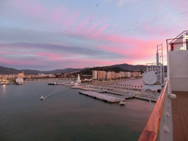 朝焼けのマラガ港（スペイン）