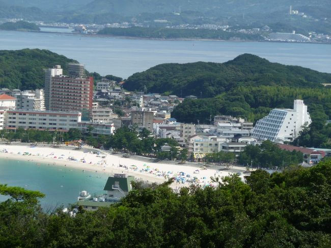 この春にリニュアルオープンした「インフィニート白浜」に早速宿泊してきました。元「グリーンヒル白浜」だったホテルだと思うのですが、山を結構上った場所に立つ真新しいホテルでした。<br /><br />友人4人で年1回行っている「旅行」で、久しぶりの白浜に行こうということになり、せっかくだから「新しいホテル」ということで、「ラフォーレ白浜」も検討したのですが、「マリオット」へのリブランド中で翌週オープン予定で「クローズ」だったため、こちらの「インフィニート白浜」となりました。<br /><br />まずは、日帰り入浴が可能な「ホテル川久」で、日帰り入浴を楽しみました。こちらは3年前に家族で宿泊したのですが、お風呂はちょっとだけ「リニューアル」され、露天風呂部分の「屋根」や、「休憩どころ」が露天風呂に新設されており、気分がよかったです。<br /><br />三年前には実際に宿泊したのですが、ハード面がメンテナンスされてなく、もうリピはないな思っていました。今回、友人が日帰りで行きたがっていたので入ってみたら、露天風呂に屋根ができたり、休憩用のソファーが設置されていたり、予算がかけられていました。<br /><br />これなら、部屋はわかりませんが、宿泊調査してもいいかもしれませんね。<br />ここは、備品(お風呂の綿棒とか、化粧品が高級とか)がいいのでね。<br /><br />インフィニートなんですが、印象としては、きれいなホテルなんですが、やはり「リブランド」ということで、プールなどは「塗り替え」でした。また、ヴィラのほうはあまり手を入れられてはいないようでした。ホテル自体があまり大きくないので、お風呂などもあまり混まなくてよかったです。<br />