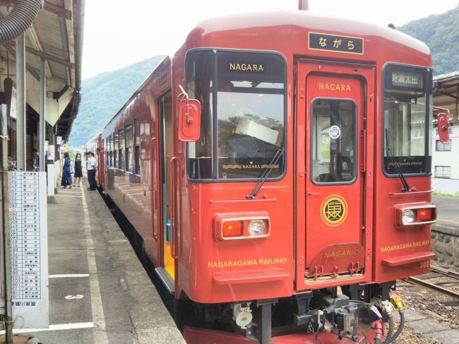 楽しい乗り物シリーズ、<br /><br />今回は、長良川鉄道「ゆら～り挑めて清流列車＆観光列車“ながら”」<br /><br />をご紹介します。<br /><br /><br />★楽しい乗り物シリーズ<br /><br />ＳＬニセコ号＆美深トロッコ(北海道)<br />http://4travel.jp/travelogue/10588129<br />富士登山電車(山梨)<br />http://4travel.jp/travelogue/10418489<br />旭山動物園号（北海道）<br />http://4travel.jp/travelogue/10431501<br />カシオペア(北海道)<br />http://4travel.jp/travelogue/10578381<br />おおぼけトロッコ号(徳島)<br />http://4travel.jp/travelogue/10590175<br />ＳＬ会津只見号（福島）<br />http://4travel.jp/travelogue/10561966<br />トロッコ列車「シェルパ君」（群馬）<br />http://4travel.jp/travelogue/10521246　　<br />つばめ＆はやとの風＆しんぺい（鹿児島＆熊本）<br />http://4travel.jp/travelogue/10577148<br />牛川の渡し（愛知）<br />http://4travel.jp/travelogue/10519148<br />ＤＭＶ（デュアル・モード・ビークル）（北海道）<br />http://4travel.jp/travelogue/10462428<br />ツインライナー＆浦賀渡し船（神奈川）<br />http://4travel.jp/travelogue/10514989<br />リンガーベル＆我入道の渡し（静岡）<br />http://4travel.jp/travelogue/10519012<br />ＪＲ西日本「鬼太郎列車」（鳥取）<br />http://4travel.jp/travelogue/10439595<br />奥出雲おろち号(島根)<br />http://4travel.jp/travelogue/10595300<br />富良野・美瑛ノロッコ号(北海道)<br />http://4travel.jp/travelogue/10613668<br />岡山電気軌道「たま電車」（岡山）　<br />http://4travel.jp/travelogue/10416889<br />小田急ロマンスカー「サルーン席」（神奈川）<br />http://4travel.jp/traveler/satorumo/album/10448952/<br />お座敷列車「桃源郷パノラマ」号（山梨）<br />http://4travel.jp/traveler/satorumo/album/10447711/<br />「お座敷うつくしま浜街道」号（茨城）<br />http://4travel.jp/traveler/satorumo/album/10435948/<br />小堀の渡し（茨城）<br />http://4travel.jp/traveler/satorumo/album/10425647/<br />こうや花鉄道「天空」（和歌山）<br />http://4travel.jp/traveler/satorumo/album/10427331/<br />たま電車＆おもちゃ電車＆いちご電車（和歌山）<br />http://4travel.jp/traveler/satorumo/album/10428754/<br />「世界一長い」モノレール（徳島）<br />http://4travel.jp/traveler/satorumo/album/10450801/<br />そよ風トレイン117（愛知・静岡）<br />http://4travel.jp/traveler/satorumo/album/10492138/<br />リゾートビューふるさと（長野）<br />http://4travel.jp/traveler/satorumo/album/10515819/<br />ＳＬひとよし＆ＫＵＭＡ＆いさぶろう（熊本）<br />http://4travel.jp/traveler/satorumo/album/10421906/<br />みすゞ潮彩号（山口）<br />http://4travel.jp/traveler/satorumo/album/10450814/<br />ボンネットバスで行く小樽歴史浪漫（北海道）<br />http://4travel.jp/traveler/satorumo/album/10432575/<br />いわて・平泉文化遺産号（岩手）<br />http://4travel.jp/traveler/satorumo/album/10590418/<br />お座敷列車・平泉文化遺産号（宮城）<br />http://4travel.jp/traveler/satorumo/album/10594639/<br />京とれいん（京都）<br />http://4travel.jp/traveler/satorumo/album/10604151/<br />かしてつバス（茨城）<br />http://4travel.jp/traveler/satorumo/album/10607951/<br />コスモス祭りに走る“松山人車軌道”(宮城)<br />http://4travel.jp/traveler/satorumo/album/10619155/<br />ＪＲ石巻線＆仙石線（宮城）<br />http://4travel.jp/traveler/satorumo/album/10610832/<br />リゾートやまどり(群馬)<br />http://4travel.jp/traveler/satorumo/album/10624619/ <br />海幸山幸（宮崎）<br />http://4travel.jp/traveler/satorumo/album/10626438/<br />指宿のたまて箱（鹿児島）<br />http://4travel.jp/traveler/satorumo/album/10628464/<br />Ａ列車で行こう（熊本）<br />http://4travel.jp/traveler/satorumo/album/10631554/<br />あそぼーい!（熊本)<br />http://4travel.jp/traveler/satorumo/album/10634616/<br />さくらんぼ風っこ(山形)<br />http://4travel.jp/traveler/satorumo/album/10692556/<br />尾瀬夜行23:55（福島)<br />http://4travel.jp/traveler/satorumo/album/10702090/<br />ジパング平泉(岩手)<br />http://4travel.jp/traveler/satorumo/album/10710506<br />かき鍋クルーズ(宮城)<br />http://4travel.jp/traveler/satorumo/album/10752892/<br />JR気仙沼線　“BRT”(宮城)<br />http://4travel.jp/traveler/satorumo/album/10760789/<br />ポケモントレイン気仙沼(岩手＆宮城)<br />http://4travel.jp/traveler/satorumo/album/10763358/<br />南海電鉄「ラピート」（大阪）<br />http://4travel.jp/traveler/satorumo/album/10800370 <br />京阪電鉄「京阪特急」（京都）<br />http://4travel.jp/traveler/satorumo/album/10800884/<br />近畿日本鉄道「ビスタカー」（京都＆奈良）<br />http://4travel.jp/traveler/satorumo/album/10802318<br />近畿日本鉄道「しまかぜ」（大阪＆奈良）<br />http://4travel.jp/travelogue/10803761<br />近畿日本鉄道「伊勢志摩ライナー」（奈良＆京都） <br />http://4travel.jp/traveler/satorumo/album/10806901/<br />土佐くろしお鉄道「ごめん・なはり線 展望デッキ車両」（高知）<br />http://4travel.jp/traveler/satorumo/album/10813201<br />ＪＲ四国　「海洋堂ホビートレイン」（高知）<br />http://4travel.jp/traveler/satorumo/album/10814054/<br />湯西川ダックツアー（栃木）<br />http://4travel.jp/traveler/satorumo/album/10816706/<br />東武鉄道「スカイツリートレイン南会津号」（栃木＆埼玉＆東京）<br />http://4travel.jp/traveler/satorumo/album/10819869/<br />東武鉄道「スペーシア」（東京＆栃木）<br />http://4travel.jp/traveler/satorumo/album/10820730/ <br />肥薩おれんじ鉄道　「おれんじ食堂」（熊本＆鹿児島）<br />http://4travel.jp/traveler/satorumo/album/10827593<br />ＪＲ東日本「ＳＬ銀河」（岩手）<br />http://4travel.jp/travelogue/10893431<br />三陸鉄道「南リアス線」（岩手）<br />http://4travel.jp/travelogue/10895080<br />ＪＲ東日本「NO.DO.KA」(新潟)<br />http://4travel.jp/travelogue/10904325<br />ＪＲ東日本「越乃Shu*Kura」（新潟）<br />http://4travel.jp/travelogue/10906874<br />ＪＲ東日本「ＳＬばんえつ物語」(新潟＆福島)<br />http://4travel.jp/travelogue/10909105<br />わたらせ渓谷鐵道「トロッコわたらせ渓谷号」（群馬）<br />http://4travel.jp/travelogue/10653503<br />ＪＲ北海道「流氷ノロッコ号＆ＳＬ冬の湿原号」（北海道）<br />http://4travel.jp/travelogue/10636606<br />ボンネットバス「函館浪漫号」 (北海道)<br />http://4travel.jp/travelogue/10439020<br />ＳＬ函館大沼号＆定期観光バス「ハイカラ號」(北海道)<br />http://4travel.jp/travelogue/10461438<br />ＪＲ大船渡線　“BRT”(岩手＆宮城)　　　　<br />http://4travel.jp/travelogue/10896079<br />ＪＲ東日本「きらきらうえつ」（山形＆秋田）<br />http://4travel.jp/travelogue/10939550<br />伊豆急行「リゾート２１」（静岡）<br />http://4travel.jp/travelogue/10946692<br />ＪＲ東日本「リゾートみのり」(宮城＆山形)<br />http://4travel.jp/travelogue/10973345<br />ＪＲ東日本「とれいゆつばさ」(山形)<br />http://4travel.jp/travelogue/10977124<br />富士急行「フジサン特急」(山梨)<br />http://4travel.jp/travelogue/10979453<br />ＪＲ西日本「トワイライトエクスプレス」(北海道＆新潟)<br />http://4travel.jp/travelogue/10982824<br />富山地方鉄道「レトロ電車」(富山)<br />http://4travel.jp/travelogue/10983819<br />しなの鉄道「ろくもん」（長野）<br />http://4travel.jp/travelogue/10991507<br />北近畿タンゴ鉄道(京都丹後鉄道)「丹後あかまつ号」（京都＆兵庫）<br />http://4travel.jp/travelogue/10997325<br />富山地方鉄道「アルプスエキスプレス」(富山）<br />http://4travel.jp/travelogue/10999061<br />近畿日本鉄道「つどい」(三重)<br />http://4travel.jp/travelogue/11001558<br />大井川鐵道「南アルプスあぷとライン＆ＳＬかわね路号」(静岡)<br />http://4travel.jp/travelogue/11019512<br />ひたちＢＲＴ(茨城)<br />http://4travel.jp/travelogue/11025954<br />八幡平ボンネットバス（岩手）<br />http://4travel.jp/travelogue/11039600<br />ＪＲ四国「伊予灘ものがたり」（愛媛）<br />http://4travel.jp/travelogue/11041778<br />ＪＲ四国「鉄道ホビートレイン」（愛媛＆高知）<br />http://4travel.jp/travelogue/11043511　　<br />高千穂あまてらす鉄道(宮崎)<br />http://4travel.jp/travelogue/11049626<br />くま川鉄道「田園シンフォニー」(熊本)<br />http://4travel.jp/travelogue/11052103<br />西日本鉄道「旅人」(福岡)<br />http://4travel.jp/travelogue/11053772<br />JR北海道＆東日本「夜行急行列車はまなす」(北海道)<br />http://4travel.jp/travelogue/11073488<br />JR東日本「おいこっと」（長野)<br />http://4travel.jp/travelogue/11076547<br />のと鉄道　「のと里山里海号」（石川)<br />http://4travel.jp/travelogue/11100480<br />JR西日本　「花嫁のれん」(石川)<br />http://4travel.jp/travelogue/11100917<br />JR西日本　「ベル・モンターニュ・エ・メール(べるもんた)」(富山)<br />http://4travel.jp/travelogue/11102039<br />えちぜん鉄道　「きょうりゅう電車」(福井）<br />http://4travel.jp/travelogue/11103005<br />鹿児島県十島村　「フェリーとしま」(鹿児島)<br />http://4travel.jp/travelogue/11106970<br />津軽鉄道　「ストーブ列車」(青森)<br />http://4travel.jp/travelogue/11122704<br />ＪＲ西日本「サンライズ出雲」(岡山＆鳥取)<br />http://4travel.jp/travelogue/11123534<br />鹿児島市交通局「観光レトロ電車“かごでん”」（鹿児島）<br />http://4travel.jp/travelogue/11130204<br />小湊鉄道「里山トロッコ」（千葉）<br />http://4travel.jp/travelogue/11141517<br />南海電鉄「めでたいでんしゃ＆サザン」　（和歌山)<br />http://4travel.jp/travelogue/11155813<br />富士急行「富士山ビュー特急」(山梨)<br />http://4travel.jp/travelogue/11160680<br />JR東日本「現美新幹線」　(新潟)<br />http://4travel.jp/travelogue/11160683<br />JR東日本「フルーティアふくしま」(福島)<br />http://4travel.jp/travelogue/11160686<br />JR東日本「伊豆クレイル」(神奈川)<br />http://4travel.jp/travelogue/11167399<br />JR西日本「La Malle de Bois（ラ・マル・ド・ボァ）」 （岡山）<br />http://4travel.jp/travelogue/11167407<br />JR東日本「リゾートしらかみ“2代目ブナ編成”」(青森)<br />http://4travel.jp/travelogue/11202958<br />近畿日本鉄道「青の交響曲(シンフォニー）」(奈良＆大阪)<br />http://4travel.jp/travelogue/11217768<br />明知鉄道「じねんじょ列車」（岐阜）<br />http://4travel.jp/travelogue/11233948<br />明知鉄道「寒天列車」（岐阜）<br />http://4travel.jp/travelogue/10495412<br />明知鉄道「きのこ列車」（岐阜）<br />http://4travel.jp/travelogue/10510003<br />長良川鉄道「ゆら～り眺めて清流列車＆観光列車“ながら”」(岐阜)<br />http://4travel.jp/travelogue/11263488