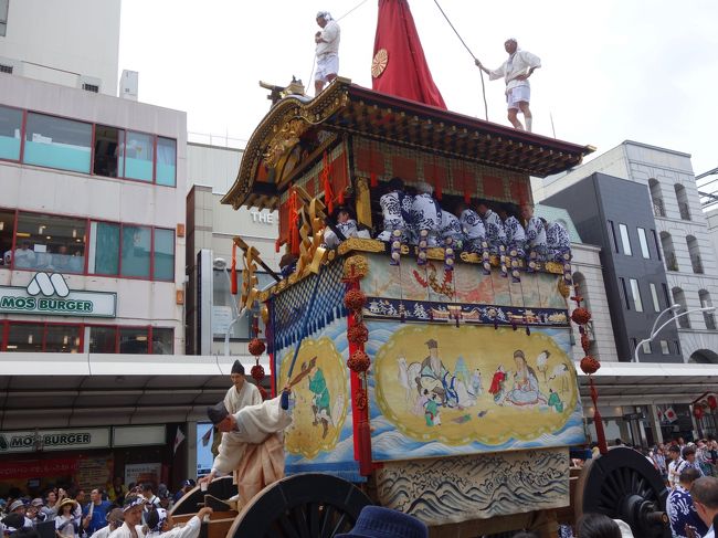 祇園祭りの山鉾巡行に行ってきました。<br /><br />9時過ぎに四条を出発。四条通りは激混みでした。<br /><br />お昼は、新京極通でランチ。<br /><br />最後に、京都タワーの地下で中華を食べて帰宅です。<br /><br />大丸がオアシスとかしてました。