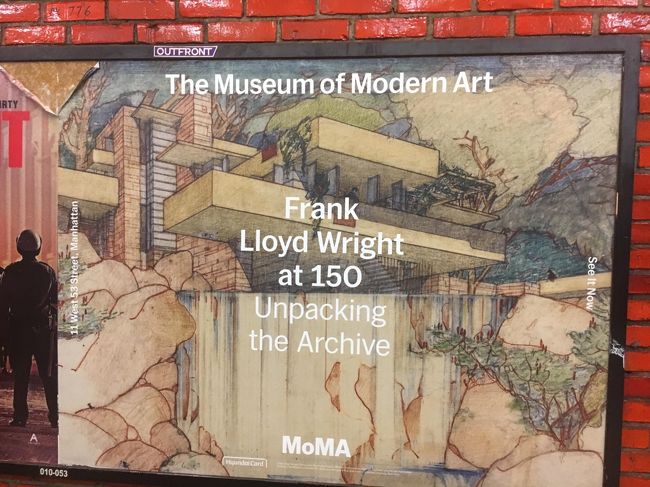 たまたま地下鉄の駅にあった広告で、フランク・ロイド・ライトの特別展示がMoMA（ニューヨーク近代美術館）で行われているのを知り、隙間時間を見つけて、見学しようと思っていました。<br /><br />先日見学することが出来ましたので、その時に撮った写真を投稿します。<br /><br />改めてライトがスケールの大きな人物であることを知り、非常に有意義な時間を過ごすことができました。