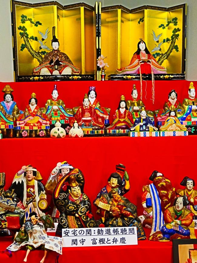 展示コーナーのご案内<br /> ■エントランス<br />郡上八幡の四季スライディングウォール・郡上絵巻・郡上本染鯉のぼり<br /> ■水のコーナー<br />清流イメージホール・釣り師たち・郡上八幡の魚<br /> ■歴史のコーナー<br />八幡城と城下町・原始、古代・墨絵イメージホール・白山、高賀山信仰・郡上八幡の民謡と紙芝居・山内一豊の妻「千代」<br /> ■わざのコーナー<br />郡上紬・郡上本染・郡上竿・郡上タモ・わら細工・まゆ細工・郡上の指物・食品サンプル・スクリーン印刷・郡上八幡アートフォー<br /> ■おどりのコーナー<br />郡上おどり10種・郡上おどり実演<br /> ■お土産処 春駒<br />博覧館ミュージアムショップ<br />(http://www.gujohachiman.com/haku/ より引用) <br /><br />郡上八幡の観光については・・<br />http://www.gujohachiman.com/kanko/