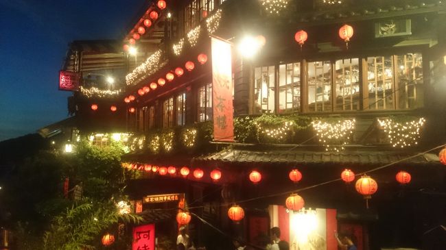 そろそろ折角の結婚記念日(7/8)だしどっか行こうよとか、そんな言い訳しなくったって何時でも旅行なんか行ってるじゃんよと言われそうなもんですが、兎に角結婚記念日は海外旅行が良いんです。<br />国内は地味に出掛けてても、海外旅行の楽しさは別もんです。<br />お偉いさんにはそれが解らんのですよ。<br /><br />で、いつもだったらセブだーグアムだーとか言い出すとこですが、残念ながら日数が足りない。<br />ウチの職場、夏休み3日間くれたりするだけ有り難いが、3日で行けるトコには限界があって、じゃー食い倒れに台湾行こうぜって事で、台湾です。<br /><br />ちなみに今回、旅のスケジュールは全部俺氏にお任せだ。<br />更に言語も俺氏におんぶに抱っこだ。<br />私の援護射撃は漢字だけ……(笑)。<br /><br />移動は格安航空会社、Peach。<br />宿泊は、優美と書いてヨウメイホテル、スーペリアWルーム2名2泊で5,640TWD(レート0.244)。<br />アジア…どう出るのかな~?