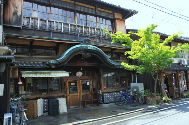 旅行サイトの直前割で、京町家をリノベーションした部屋に宿泊してみました~<br />建物の一階は、バーで、2階でお泊りです。<br />紫野なら大徳寺か今宮神社だな...<br />おや 船岡温泉街って...<br />大岩に囲まれた唐破風造の建物とビビットな色彩のマジョリカタイルと見事な欄間のある銭湯・船岡温泉<br />銭湯は何十年ぶりかしら~<br />銭湯を出て、地元の人が集うカドヤさんで風呂上りのビールを~<br />京都らしくない雰囲気を楽しみましたよ♪