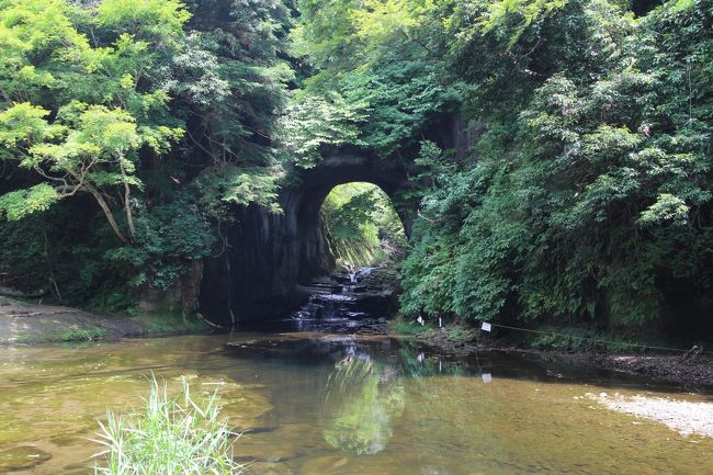 三連休、初日と二日目は電気自動車で富士山へ登山してきました！<br />最終日はまったりと千葉を周遊をしてきました。<br />家にカメラを忘れ、電気自動車に充電も忘れて大幅に出発が遅れました。<br />初めの目的地の濃溝の滝へ到着したのは正午過ぎとなり急いで鴨川→伊予ヶ岳→鋸山と千葉を周遊してきました！<br />30kwの日産リーフでも充電なしで家には戻る事が出来ず帰りに君津で充電して家へとなりました。<br />でも充電スポットは思った以上にあるので、上手く休憩や食事と同時に充電をすると思った程苦痛ではないと思います。<br />しかし今回はガソリン代は0円なので、鴨川有料道路210円＋鋸山600円と合計810円しか使わずにすみました。