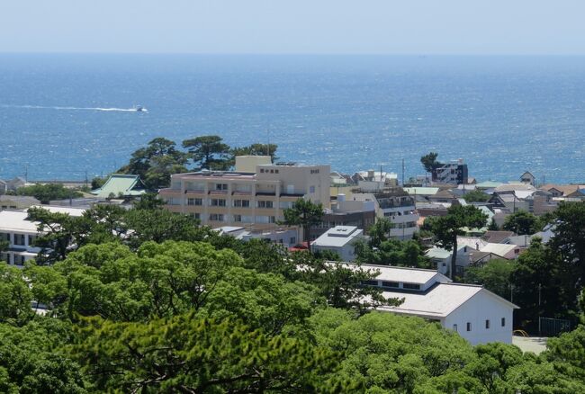 旧東海道の名城巡りの小田原城の紹介です。小田原城は明治維新後の明治3年(	1870	年)に廃城となり、天守閣は払い下げられ解体されました。現在の天守は、昭和35年(1960年)に再建されたものです。(ウィキペディア、日本百名城・公式ガイドブック、小田原城関連公式サイト)