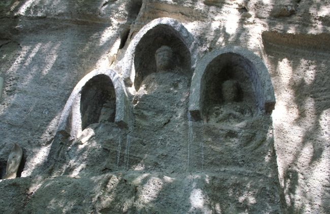 今回の旅はプチお遍路旅でお寺巡りが中心ですが、ご朱印集めや数多く回るのではなく、気に入ったお寺はゆっくりお参りしたい、お寺だけではなく観光もしたい、という「きままな旅」です。<br /><br />『車で廻る、きままなお遍路旅』５日目（最終日）、早朝に目が覚めたためホテルを7時前に出発し、善通寺へ向います。<br />〔写真：弥谷寺の磨崖仏〕<br /><br />５日目に訪れた先〔( )は88ｶ所札所番号です〕<br />（75）善通寺、(74)甲山寺、(73)出釈迦寺、(72)曼荼羅寺、(71)弥谷寺、〔別格18〕海岸寺、津島神社、（77）道隆寺、丸亀城、（78）郷照寺、宇夫階神社、（86）志度寺