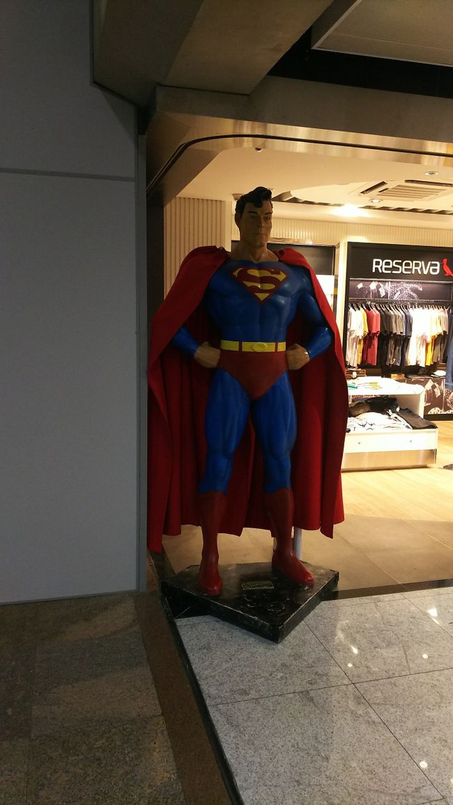 写真コメント:サンパウロ空港にいたスーパーマンです。みんな写真撮ってた笑<br /><br />★二日目★<br /><br />7:45 カタール航空にてドーハ→サンパウロへ<br /><br />17:00 サンパウロ(GRU国際空港)に到着<br /><br />23:45 GOL航空にてサンパウロ→クイアバへ<br /><br />★三日目★<br /><br />01:05 クイアバ到着<br /><br />02:00頃 ホテル到着<br /><br />~睡眠~<br /><br />9:35 ホテル出発<br /><br />12:00 ノブレス到着、ホテルチェックイン、ランチ<br /><br />14:00 サロブラ川にてシュノーケリング♪<br /><br />16:30 アララス湖のバードサンクチュアリへ<br /><br />19:00 夕食<br /><br />~就寝~<br />