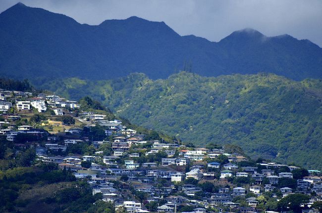 ＜2017/6/22~7/01ハワイ旅行回想録ＮＯ２７＞ 速報版の続きとしての回想録も記事作成をしていきます。久しぶりに家族が、ハワイに集まりました。<br />みんなが、それぞれに参加してくれました。<br /><br />この日6/24日、午前中は、ＫＣＣファーマーズマーケットへ<br />午後からは、ビレッジ内にあるプールへ、1時間ほどしてプールから部屋に戻る。<br />32階ラナイから、山側の写真を写してみました。僅か見えるダイヤモンドヘッドをズームしたり山側の景色もズームいてみました。<br /><br />オリジナルブログＵＲＬ<br />http://91608665.at.webry.info/201707/article_28.html