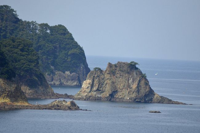 7/18日～19日、西伊豆に行ってきました。<br />サンダンスリゾートの提携施設が、8月から増えるという事で、案内がメールで来ていました。<br />予約をプレオープンの1週間前にしたら、うまく空いていました。<br />西伊豆クリスタルビューホテルです。西伊豆宇久須にそのホテルはあります。<br />伊豆下田までは何度か行きましたが、交通の便は悪いのでなかなか西伊豆には伸ばせませんでした。<br />ホテルからの送迎の車が出るという事なので、予約しました。<br />ハワイ旅行の回想録と共に何回かに分けて記事を作りたいと思います。<br />＜旅程＞<br />1日目<br />東京駅～（スーパービュー踊り子5号）～伊豆下田駅ゆっぱつ～（ホテル送迎）～黄金崎～クリスタルビューホテルへ<br />2日目<br />ホテル発～（ホテル送迎）～堂ヶ島～遊覧船～バスで修善寺へ～伊豆箱根鉄道で三島～新幹線で東京駅<br />屋に案内していただきました。<br /><br />＜ＮＯ７＞ 朝から温泉に浸かり、その後の朝食も美味しくいただき遅い出発です。<br />部屋から、宇海を眺めていました。ズームレンズで沖合を進む大型タンカーをみました。<br />ホテルのワゴンで堂ヶ島に案内していただきました。<br /><br />オリジナルブログＵＲＬ<br />http://91608665.at.webry.info/201707/article_29.html