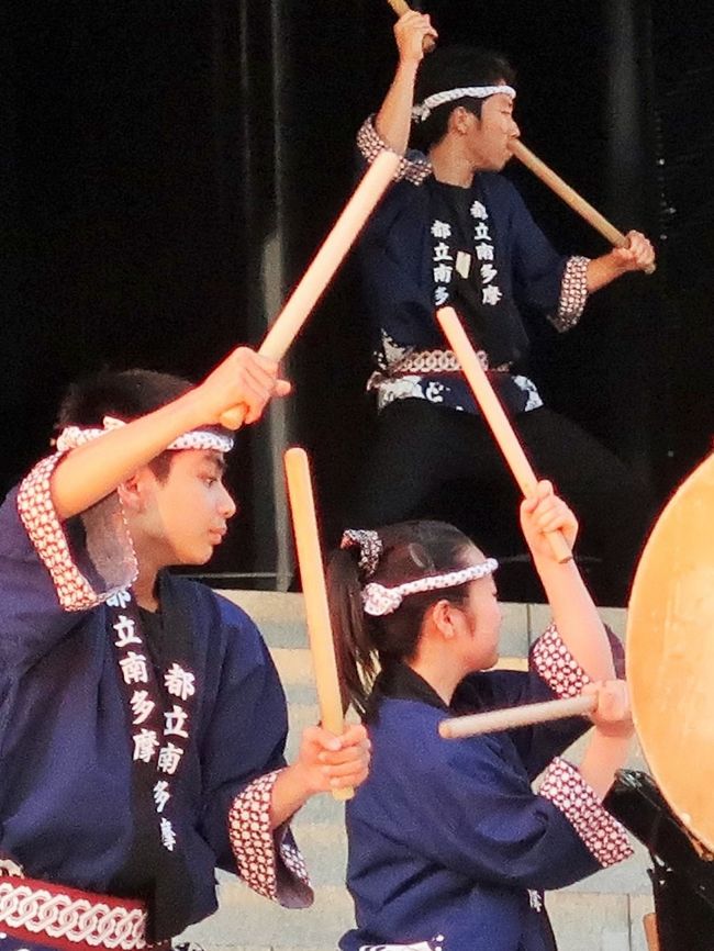 東京都立南多摩中等教育学校　太鼓部（東京都）<br />本校は、7年前に開校した八王子にある中高一貫校です。<br /> 創部6年目のわが太鼓部は、〔八丈太鼓〕を専門にやっています。<br /> 八丈島に10年以上赴任していた顧問が、島の方々から教わった太鼓を生徒たちに教えることから始まった部活です。部員数は、中・高合わせて約60人で、地元のお祭りや老人ホーム、保育園などを中心に演奏活動をおこなっています。<br />3年連続で「成田太鼓祭」に参加できる喜びと幸せをかみしめて、そして感謝の気持ちを込めて、思いっきり演奏させて頂きます。 <br /><br />成田山千年夜舞台<br /> 夕闇が成田山を染める頃、幽玄な雰囲気の中で、迫力溢れる演奏をお楽しみいただけます。<br /> 大本堂前の特設ステージに、毎回多彩な出演者を迎え、夜気を焦がす熱気に溢れるこのメインイベントは、毎回２，０００人を上回る観客で盛り上がります。<br />スケジュール：平成２９年４月１５日(土)　１７：００～１９：００<br /> 場所：新勝寺大本堂前特設ステージ<br />出演団体 ≪千年夜舞台演奏順≫<br />　１、和太鼓 凪ジュニアチーム（いすみ市）<br />　２、太鼓衆 楽ジュニアチーム（白子町） <br />　３、泰山太鼓團（台湾）<br />　４、東京都立南多摩中等教育学校　太鼓部（東京都）<br />　５、東京打撃団（東京都） <br />（http://nrtm.jp/gaiyo.html　　より引用）<br /><br />成田山新勝寺（なりたさんしんしょうじ）は、千葉県成田市にある真言宗智山派の寺であり、同派の大本山のひとつである。本尊は不動明王。<br />関東地方では有数の参詣人を集める著名寺院で、家内安全、交通安全などを祈る護摩祈祷のために訪れる人も多い。不動明王信仰の寺院のひとつであり、寺名は一般には「成田不動」あるいは単に「成田山」と呼ばれることが多い。　<br />大本堂・・当寺の中心となる堂。本尊不動明王像を安置する。入母屋造り二重屋根の鉄筋コンクリート造で、規模は間口95.4m、奥行59.9m、棟高32.6m。1968年建立<br />　（フリー百科事典『ウィキペディア（Wikipedia）』より引用）<br /><br />成田山新勝寺　については・・<br />http://www.naritasan.or.jp/<br />