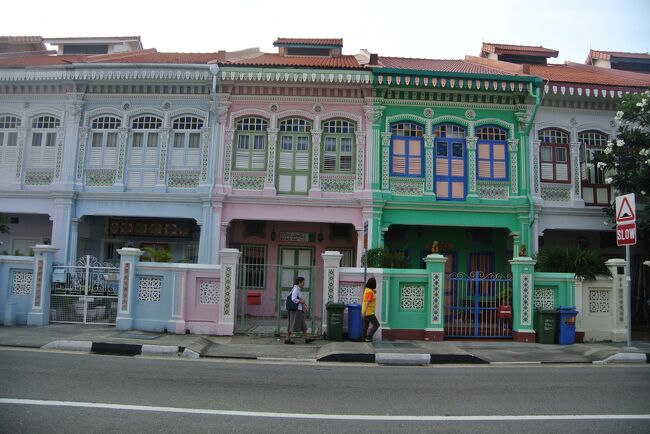 シンガポール一日観光のあと、プラナカンの街並みを見にでかけました。<br /><br />オーチャード・ロードのエメラルド・ヒルやチャイナタウンのブレア・ロー<br /><br />ドも有名だそうですが、私はカトン地区へ。<br /><br />ちなみに、プラナカンは華僑とマレー人女性との子孫を指すそうです。