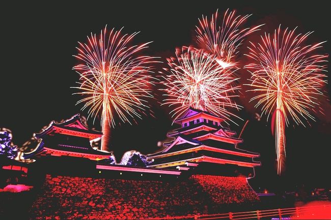 中津祇園初日の夜空を彩る中津市民花火大会。<br /> 小祝漁港に作られた特設ステージから4000発の祝砲が打ち上げられます。