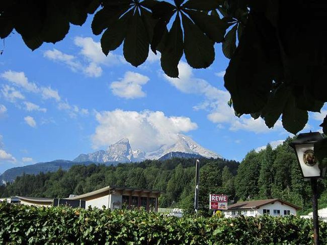 ６月２５日（日）は午前中にヒットラーの山荘Kehlsteinhausへ行き、<br />午後はケーニッヒ湖へでも行くつもりでしたが、朝からあいにくの<br />雨模様でした。<br /><br />とろあえず、Kehlsteinhaus1に行くととしたのですが、<br />雨は激しくなるばかりですた。<br /><br />翌日は、ザルツブルク経由で次の目的地Obertraunへ移動した。