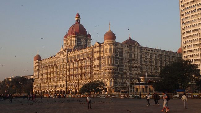 インドの財閥タタが、その威信をかけて造り上げたthe Taj Mahal Palace。<br /><br />ムンバイのランドマークともいえるそのホテルに宿泊しました。<br />表紙の写真は、朝日をあびるthe Taj Mahal Palaceです。