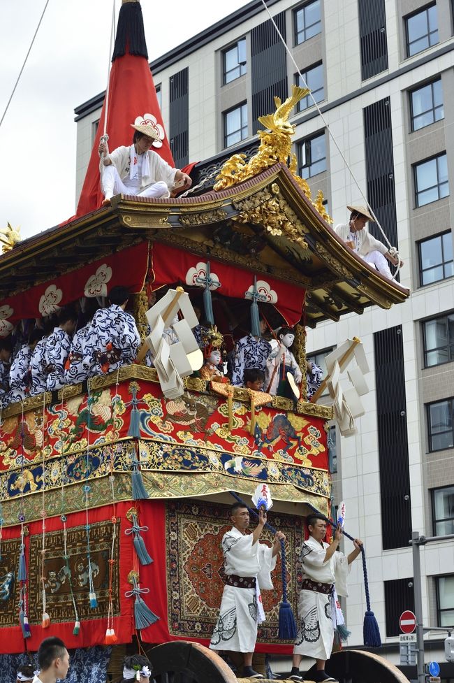 今回の旅は日本三大祭りの１つ、京都 祇園祭 前祭(さき祭)山鉾巡行の観覧です。カメラ3台で撮影した為、写真が約500枚以上あり、前編と後編の2部構成とします。<br />[前編　山鉾巡行順,1番 長刀鉾～10番 山伏山まで] <br /><br />５月の月末に京都に行き、その２か月後に又京都へ。今回はJR東海のEX会員限定の山鉾巡行観覧ツアーで、観覧席から見れると言うので参加致しましたが、結論は撮影重視の場合は不向き(;´д｀)。山鉾巡行を見るのなら問題なし。(^o^;)<br />私の席は前から２列目。3列から6列目は撮影重視なら最悪。1列目の方がスマホや携帯で撮影したり、頭を動かしたり帽子を被っている為、満足に撮影出来ませんでした。(;_;)/~~~でも文句も言えずテクニックでカバーし撮影しました。今回、鉄道写真に使用しているカメラを持参しているので、前の方の頭と頭の隙間から望遠レンズで抜いて高速連射で撮影しました。<br />500枚中使える写真は200枚程度。残りの300枚は1列目の方の手や頭や身体が入り不可      (;´д｀)。<br />撮影重視なら、早めに到着して道路の最前列に陣取るかビルの上から俯瞰する方が良い写真が撮れると思います。<br />初めて山鉾巡行の観覧と撮影、次回の祇園祭は今回の経験を踏まえて、それなりの機材を持参して行きたいと思います。p(^-^)q<br /><br />今回のツアー京都市役所前に午前9時半迄に集合。遅刻厳禁なので、東海道新幹線ものぞみ1号に乗車するため自宅を午前4時40分出ました。<br />帰りは17時半発のぞみで帰宅。本当は神幸祭に行われる「三社揃い踏み」のお神輿を見てから帰宅したいのですが、お神輿を見てから帰ると京都発が20時過ぎの新幹線なので自宅到着が23時を過ぎ（失敗すると終電に乗り遅れの可能性もあり）また翌日の仕事にも影響する為断念! しかし、京都駅のホームで17時過ぎに新幹線を待っていたら、突然の雷から土砂降りの雨 (O.O;)(oo;)  今思えば早々に撤収して正解でした。<br /><br />祇園祭は、八坂神社（祇園社）の祭礼で、明治までは「祇園御霊会（御霊会）」と呼ばれ貞観年間（9世紀）より続き、京都の夏の風物詩で、7月1日（吉附入）から31日（疫神社夏越祭）の1ヶ月間にわたって行われる長い祭である。<br /><br />祭行事は八坂神社が主催するものと、山鉾町が主催するものに大別されます。一般的には山鉾町が主催する行事が「祇園祭」と認識されることが多く、その中の山鉾行事だけが重要無形民俗文化財に指定されている。山鉾町が主催する諸行事の中でもハイライトとなる山鉾巡行は、山鉾が設置される時期により前祭（さきまつり）と後祭（あとまつり）の2つに分けられてます。<br /><br />山鉾行事は「宵山」（よいやま、前夜祭の意。前祭：7月14日～16日・後祭：7月21日～23日）、「山鉾巡行」（前祭：7月17日・後祭：7月24日）が著名である。八坂神社主催の神事は 「神輿渡御」（神幸：7月17日・還幸：7月24日）や「神輿洗」（7月10日・7月28日）などが著名で、「花傘連合会」が主催する花傘巡行（7月24日）も八坂神社側の行事といえる。<br /><br />宵山、宵々山、宵々々山には旧家や老舗にて伝来の屏風などの宝物の披露も行われるため、屏風祭の異名がある。また、山鉾巡行ではさまざまな美術工芸品で装飾された重要有形民俗文化財の山鉾が公道を巡るため、「動く美術館」とも例えられ、祇園祭は数々の三大祭のひとつに挙げられ、日本を代表する祭りでもある。<br /><br />山鉾の分類について<br />一般的に”山鉾”と言われていますが、山と鉾に分かれており、また山と鉾の２種類ではないことがポイント。<br />山鉾はその形から5つに分類され、数の多い順に、「舁山（かきやま）」「鉾（ほこ）」「曳山（ひきやま）」「船鉾（ふねほこ）」「傘鉾（かさほこ）」に分類されます。<br /><br />鉾と山の違い<br />「鉾」と「山」の違いは、屋根の上。<br />「鉾」は、「真木（シンギ）」という屋根の上に約２０ｍの長い鉾が立っていて、そのてっぺんに「鉾頭」があり、それぞれの鉾の象徴が飾られています。「真木」がある鉾は以下の９基ですが、３基は持ってません。これに対して「山」は、「真木」ではなく松の木が飾られ、「真松（シンマツ）」と呼ばれ、「曳山（ひきやま）」３基と「舁山（かきやま）」２０基に分かれています。「舁山」は「かく」で、昔は人力で担いでいましが、現在は全て車輪がついています。山鉾は、神を祀ったり、謡曲や故事を題材にされており、鮮やかな「前懸や胴懸」は重要文化財のものが多く、中には１６世紀ベルギー製のものもあります。<br /><br />平成29年の前祭山鉾の巡行順<br />1：長刀鉾、2：占出山、3：孟宗山、4：霰天神山。5：函谷鉾、6：伯牙山<br />7：四条傘鉾、8：芦狩山、9：月鉾、10：山伏山、11：油天神山<br />12：太子山、13：鶏鉾、14：木賊山、15：綾傘鉾、16：蟷螂山<br />17：菊水鉾、18：白楽天山、19：郭巨山、20：保昌山、21：放下鉾<br />22：岩戸山、23：船鉾<br /><br />前祭、後祭とも、山鉾巡行の順番は決まっている基と決まっていない基があり決まっている基のことを、”くじ取らず”と言い、現在９基の”くじ取らず”があります。<br />以下の９基になります。<br />前祭：長刀鉾・函谷鉾・放下鉾・岩戸山・船鉾　の５基<br />後祭：橋弁慶山・北観音山・南観音山・大船鉾　の４基<br />が順番が決まっています。<br /><br />祭の規模<br />山鉾行事は昭和54年、文化財保護法により、国の重要無形民俗文化財に指定さたほか、平成21年にはユネスコの無形文化遺産に登録されました。更に平成26年には祭を古来の形に戻そうと、後祭の巡行が復興しました。<br />　17日（前祭）と24日（後祭）におこなわれる山鉾巡行はこの祭りのクライマックスであり、そして、これらの山鉾は各種の美しい装飾に飾られた豪華なものです。<br />また、最も大きな鉾及び舁山は、重さが約12トン、安宅26ｍ、車輪の直径2ｍ、これを曳く人が40人を要します。<br /><br />祇園祭は八坂神社で行われるお祭りで、毎年7月1日から31日までの間行われます。<br />＊7月2日　くじ取式<br />前祭(さきまつり)、後祭(あとまつり)で行われる山鉾巡行の順番を決める日です※抽選にあたったら見学可能<br /><br />＊ 7月10日　お迎え提灯　(八坂神社→市役所前→八坂神社)<br />御神輿を迎えるために、提灯を持った行列が街を巡行します。<br /><br />＊ 7月10日　神輿洗　(四条大橋)<br />お迎え提灯の後、御神輿を四条大橋まで運び出して鴨川の水で洗い清めます。<br /><br />＊7月10日～14日　前祭　鉾建て(10日～11日)、前祭　山建て(11日～14)<br />各山鉾町で、前祭の巡行に使用する山鉾23基が組み立てられます。<br /><br />＊7月12日～13日　前祭　山鉾曵き初め・舁き初め　(各山鉾町)<br />本番の山鉾巡行の前に、組み立て終わった山鉾を実際に動かします。<br /><br />＊7月14日～16日　前祭　宵山 (各山鉾町)<br />夜になると組み立てられたそれぞれの山鉾に、数十もの提灯に明かりが灯されます。祇園囃子が奏でられ、華やかな雰囲気に。15日、16日は歩行者天国や屋台の出店があります。<br /><br />＊ 7月14日～16日　前祭　屏風祭　(各山鉾町)<br />家宝となってる屏風などが披露され、それぞれの町屋などで披露されるため、通りから見ることになります。無料の所も有料の所も様々。<br /><br />＊7月17日　前祭　山鉾巡行<br />23基の山鉾による巡行。先頭の山鉾出発時間。<br />四条烏丸 (午前9時00分) →四条河原町（9：35） → 河原町御池 (10：20) → 新町御池(11：20)<br /><br />＊ 7月17日　神幸祭(しんこうさい)　(八坂神社→四条御旅所)<br />山鉾巡行の後、夕方(16時頃)から神輿3基が氏子町内を巡行し八坂神社へは戻らず、八坂神社の四条御旅所(おたびじょ)がゴールとなります。<br /><br />＊7月18日～21日　後祭　山鉾建て　(各山鉾町)<br />各山鉾町で、後祭の巡行に使用する山鉾10基が組み立てられます。<br /><br />＊ 7月20日～21日　後祭　山鉾曵き初め・舁き初め　(各山鉾町)<br />本番の山鉾巡行の前に、組み立て終わった山鉾を実際に動かします。<br /><br />＊7月21日～23日　後祭　宵山／屏風祭 (各山鉾町)<br />夜になると組み立てられたそれぞれの山鉾に、数十もの提灯に明かりが灯され、祇園囃子が奏でられ華やかな雰囲気に。各町屋で家宝となってる屏風などが披露されます。後祭の宵山は歩行者天国や屋台の出店がありません。<br /><br />＊7月24日　後祭　山鉾巡行<br />10基の山鉾による巡行です。先頭の山鉾出発時間<br />烏丸御池 (午前9時30分) →河原町御池(10:00) → 四条河原町(10:40) → 四条烏丸(11:20)<br /><br />＊7月24日　花笠巡行<br />京都花街のきれいどころの踊、子供神輿、?園ばやし、稚児など総勢千人の行列が巡行します。巡行後の八坂神社では奉納の舞があります。<br />八坂神社(午前10時00分) →四条寺町 → 寺町御池(10:50) → 河原町御池 → 四条河原町→ 八坂神社(12:00)<br /><br />＊7月24日　還幸祭(かんこうさい)<br />四条御旅所に留まっていた神輿3基が、17時頃に出発して氏子町内を巡行した後、八坂神社へと戻ります。<br /><br />＊7月28日　神輿洗<br />再び四条大橋で神輿を洗い清め、八坂神社から四条大橋までは松明で清められます。<br /><br />参考資料<br />Wikipedia から引用<br />歴史を詳しく書くと大変長くなるので以下を参照してください。<br />https://ja.wikipedia.org/wiki/%E7%A5%87%E5%9C%92%E7%A5%AD<br />京都市観光協会<br />鉾と山の解説<br />https://www.kyokanko.or.jp/gion/yamahoko.html<br />公益財団法人 祇園祭山鉾連合会