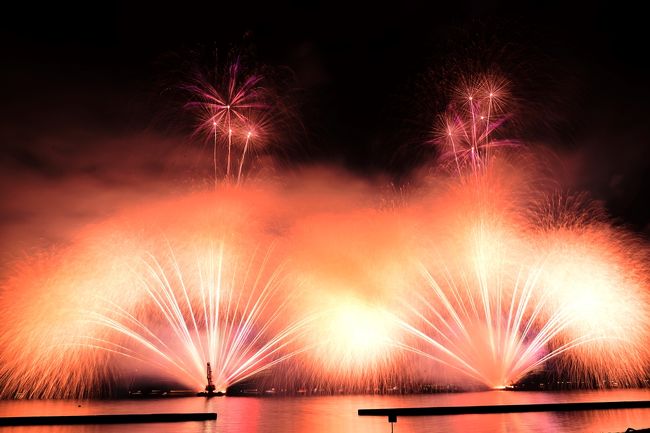　湯～園地計画で全国から注目を浴びた「べっぷ火の海まつり」のフィナーレを飾る花火大会です。<br />　夏の夜空に県内最大の８０００発の花火が舞います。